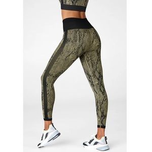 𝐌𝐎𝐕𝐈𝐍𝐆 𝙈𝙐𝙎𝙏 𝗦𝗘𝗟𝗟 NWT Fabletics Kamila Leggings BLK Reptilia Medium